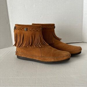 Minnetonka High top black zip boot